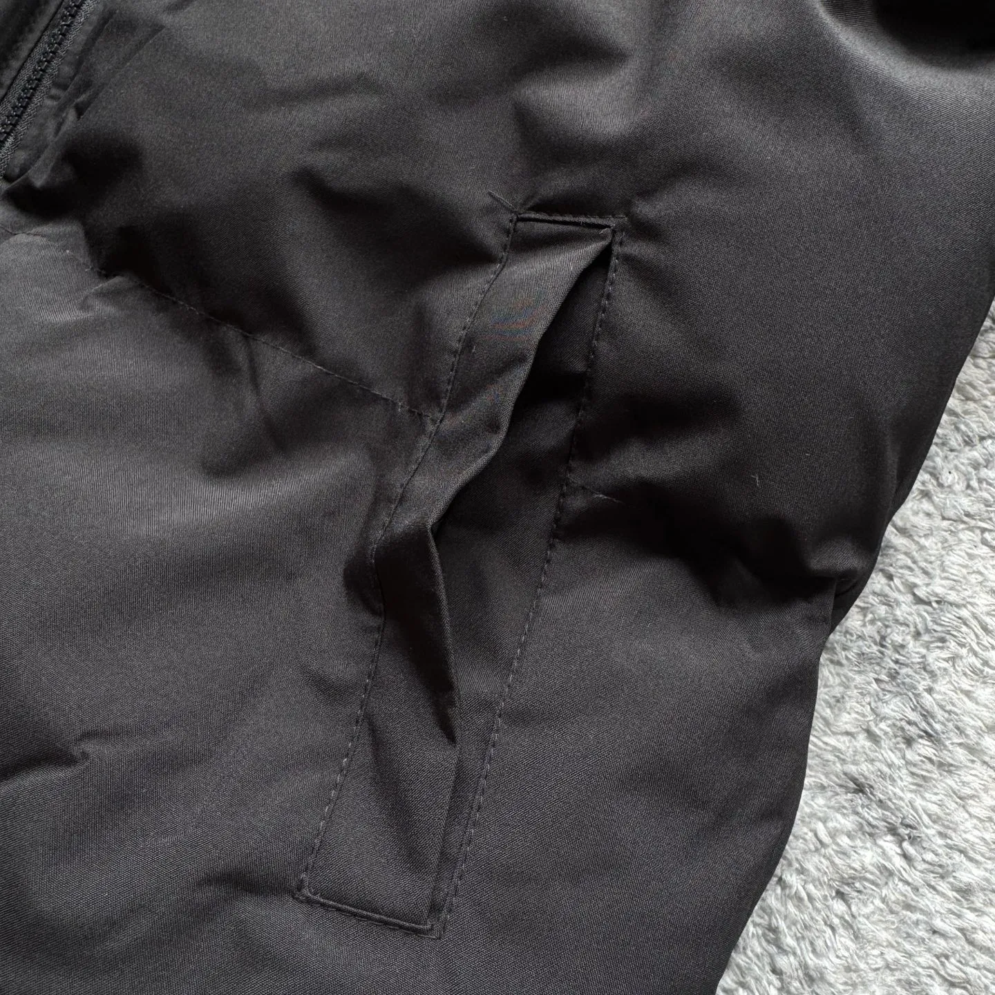 P280 Stone Island New nylon zipper outdoor functional stand-up collar cotton jacket Stone Island 23FW new product recommendation Classic nylon stand-up collar cotton jacket Short loose silhouette Suitable for various body types Specially treated nylon fabric Waterproof and anti-fouling Classic armband embellishment on the arms Customized buttons Complete with three-label hangtags Hand-stuffed down cotton inside Full and stylish Highly warm and OEM quality Factory OEM quality Exquisite workmanship Black and gray recommended Suitable for both men and women Color: Black Gray Size: M-2XL Length Bust Shoulder Width Sleeve Length M 74 128 60 60 L 76 132 62 61 XL 78 136 64 62 2XL 80 140 66 63